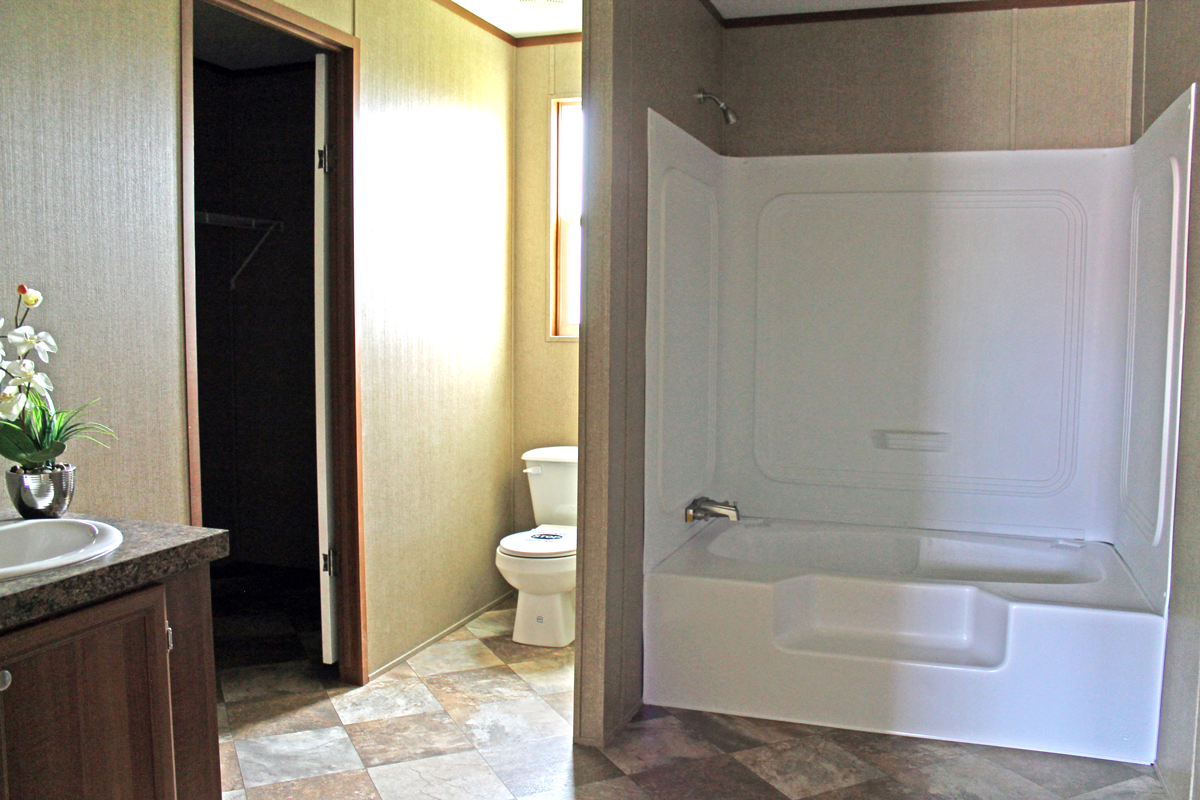 Titan-Factory-Direct-The-Marlin-Master-Bathroom-with-Walk-In-Closet.png